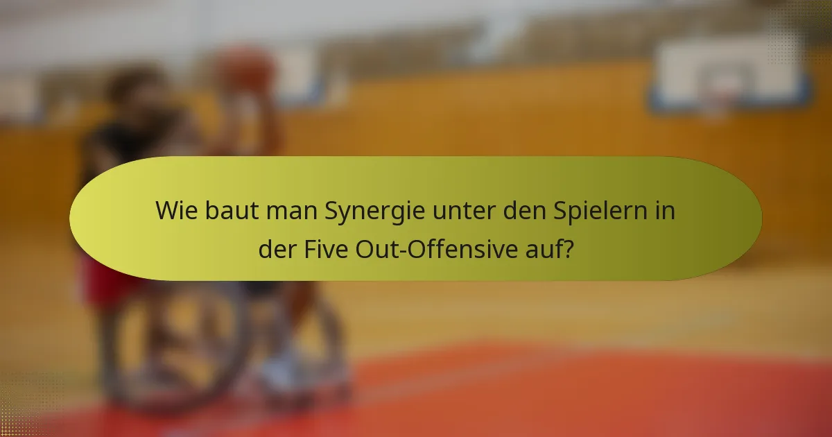 Wie baut man Synergie unter den Spielern in der Five Out-Offensive auf?